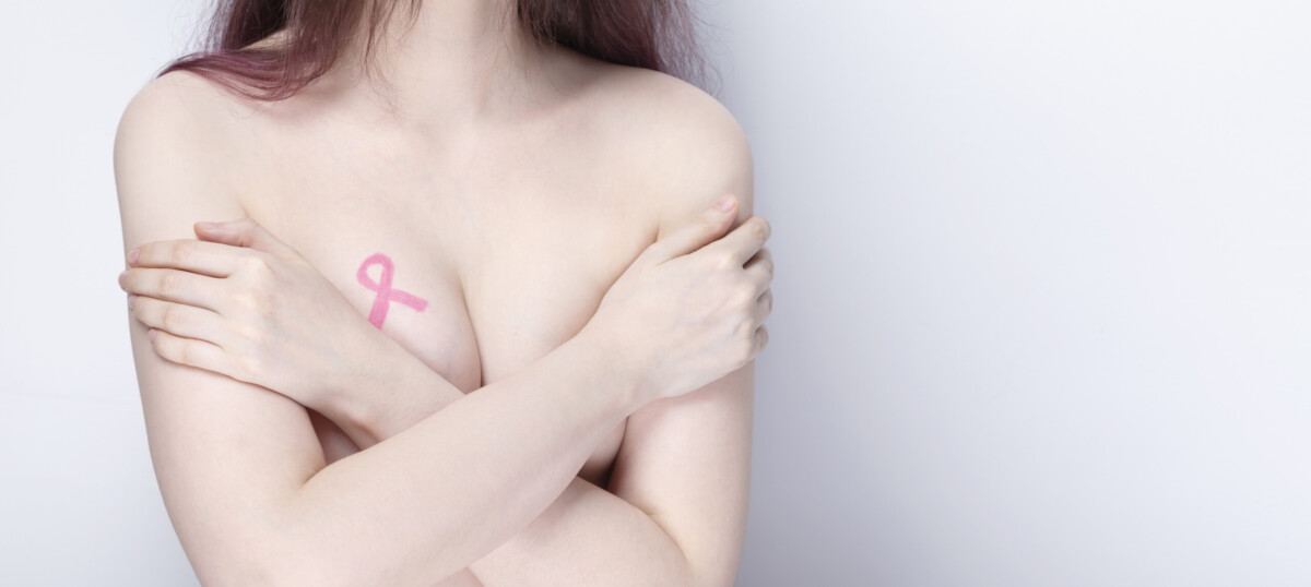 kobieta z symbolem walki z rakiem piersi
